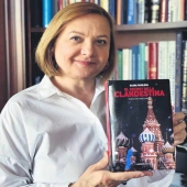 L’autora d’EL SECRET DE LA CLANDESTINA entrevistada a @el_punt_avui 
#elenavavilova 
Llisca per llegir l’entrevista. ⬅️

El secret de la clandestina és una novel·la d’espies, de base autobiogràfica, vista des de l’altre costat del Mur. Però també és una novel·la sobre l’evolució del món tal com l’hem conegut des de finals del segle XX fins a principis del XXI, des de l’època de Bréjnev fins a Putin.
Elena Vavilova (Tomsk, Rússia, 1962) és una escriptora russa i ha estat agent d'intel·ligència del KGB i de l'SVR. 

Traductor del rus #joseplluisalay 
#rus
#russia
#espies
